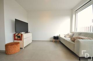 In de Meenseweg te Ieper vinden we dit nieuwbouwappartement.Dit appartement bevindt zich op een centrale locatie in Ieper waardoor alle faciliteiten zoals supermarkten, de Grote Markt en horeca zeer snel te bereiken zijn.Indeling: GLV: CarportV+3: Centrale hal - leefruimte met open keuken voorzien van combi-microgolf, vaatwas, inductiekookplaat en frigo - apart toilet - technische ruimte - badkamer voorzien van inloopdouche, wastafel en handdoekendroogrek - 2 slaapkamers met verzicht - terrasExtra's:* Nieuwbouw* Vrij vanaf 1/10/2026* Elektrische rolluiken* Vloerverwarming* Carport aanwezig* €50/maand syndicale kosten