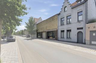 <p>Ruime gesloten woning met groot magazijn centraal gelegen in Veurne.</p>
<p> </p>
<p>Deze ruime woning in de Daniel De Haenelaan combineert comfortabel wonen met een uitzonderlijk groot magazijn, ideaal voor zelfstandigen, opslag of hobbyruimte. Met maar liefst 5 slaapkamers biedt deze woning tal van mogelijkheden voor grote gezinnen of wie extra ruimte zoekt voor bureau of praktijk aan huis. De centrale ligging in Veurne zorgt voor een vlotte verbinding naar winkels, scholen en het stadscentrum. Dankzij de gezellige leefruimtes, veranda en praktische indeling geniet u hier van een aangename woonomgeving in een residentiële woonkern. Een interessante opportuniteit voor wie een huis met extra werk- of opslagruimte wil kopen in Veurne.</p>
<p> </p>
<p>Belangrijkste ruimtes:</p>
<p>• Inkomhal met toegang tot de verschillende leefruimtes</p>
<p>• Gezellige living met veel mogelijkheden voor een comfortabele zithoek en eetplaats</p>
<p>• Veranda met extra leefruimte en zicht op de buitenomgeving</p>
<p>• Praktische badkamer</p>
<p>• 5 volwaardige slaapkamers met uiteenlopende invullingsmogelijkheden</p>
<p>• Bureel</p>
<p>• Groot magazijn/hangar (477m²) ideaal voor opslag, werkplaats of zelfstandige activiteit</p>
<p>• Kelder voor extra bergruimte</p>
<p>• Zolder met bijkomende opslagmogelijkheden</p>
<p> </p>
<p>Troeven:</p>
<p>• Groot magazijn met veelzijdige gebruiksmogelijkheden</p>
<p>• Ruime woning met 5 slaapkamers</p>
<p>• Centraal gelegen in Veurne nabij winkels en voorzieningen</p>
<p> </p>
<p>Neem vandaag nog contact op met je ERA-makelaar voor een bezoek.</p>
<p> </p>
<p>JOUW DROOMHUIS. ZO GEVONDEN!</p>