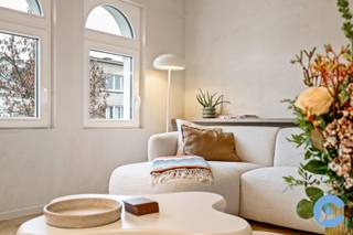 Droom je van wonen op het bruisende Antwerpse Zuid, omringd door trendy restaurants, hippe bars en cultuur? Met het KMSKA letterlijk voor de deur en het Zuidpark op wandelafstand, zit je hier op een absolute AAA-locatie. Een buitenkans voor de échte stadsgenieter.<br /><br />Dit luxueus gerenoveerde duplex-appartement bevindt zich op de hoogste verdieping van een kleinschalige residentie. Via de inkomhal met glazen deur betreed je de lichtrijke open leefruimte, waar gezelligheid en comfort centraal staan. De gashaard vormt een echte eyecatcher en sluit perfect aan bij de high-end afwerking en het gebruik van kwaliteitsvolle materialen. Aansluitend bevindt zich de volledig uitgeruste keuken, voorzien van alle hedendaags comfort.<br />Op de bovenverdieping vind je twee slaapkamers, beide uitgerust met ingemaakte kasten en een eigen lavabo. De centraal gelegen badkamer beschikt over een stijlvolle inloopdouche en een apart toilet. Daarnaast is er een mezzanine, ideaal als extra slaapruimte, wasplaats of stockage.<br /><br /><strong>Extra troeven:</strong><br />Absolute topligging op ’t Zuid<br />Hoogwaardig en duurzaam gerenoveerd<br />Instapklaar<br />Conforme elektrische installatie<br />Dak vernieuwd en geïsoleerd<br />Gunstige EPC-score<br />Overname van meubilair mogelijk<br />Lage maandelijkse kosten <br /><br />Nog vragen of zin in een bezoek ter plaatse?<br /><strong>Bel Nico op 0475 50 92 09</strong>