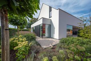 Recente moderne villa aan de rand van Knokke – energiezuinig, stijlvol en instapklaarOntdek deze recente en uiterst moderne villa, gelegen aan de...