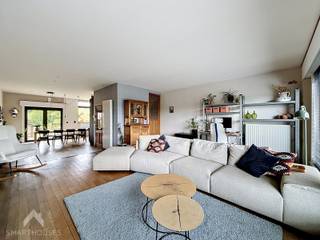Deze ruime bel‑étagewoning biedt een uitzonderlijke combinatie van wooncomfort, parkeerruimte en praktische indeling. Via de grote garage met...