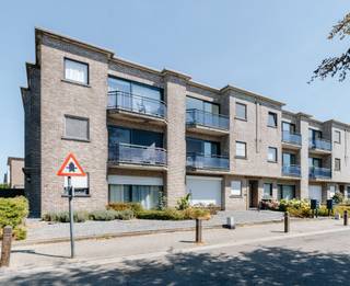 <p>Bezoek mogelijk na aanmaak huurdersprofiel via: https://onid.mijnhuurprofiel.be/property/e40172bf-389d-4c5a-b496-82b5c53b1b74</p><p><br /></p><p>In een kleinschalige residentie bevindt zich dit ruim en instapklaar appartement, dat recent volledig werd herschilderd. Dankzij de grote raampartijen geniet het appartement van een aangename lichtinval en een open, ruimtelijk gevoel.</p><p>De royale leefruimte vormt het hart van het appartement en biedt rechtstreeks toegang tot het terras. Aansluitend bevindt zich de verzorgde keuken, die over alle nodige comfort beschikt. De badkamer werd vernieuwd en afgewerkt in een hedendaagse stijl.</p><p>Verder omvat het appartement twee volwaardige slaapkamers, waarvan één slaapkamer eveneens uitgeeft op het terras. Daarnaast zijn er een aparte berging en een afzonderlijk toilet aanwezig.</p><p>Bij het appartement horen bovendien een private garagebox en een buitenstaanplaats.</p><p>Met slechts <strong>€15 per maand</strong> aan gemeenschappelijke kosten en de ligging in een rustige, kleinschalige residentie vormt dit appartement een aantrekkelijke woonst voor wie op zoek is naar ruimte, comfort en praktisch gemak.</p><ul><li>2 terrassen</li><li>garagebox en staanplaats</li><li>vernieuwde keuken en badkamer.</li></ul>