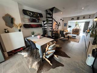 🏡 Instapklare en energiezuinige woning met zonnige tuin in Wondelgem ☀️<br /><br />Op zoek naar een volledig gerenoveerde woning met veel licht, een gezellige tuin en een uitstekende bereikbaarheid? Dan is deze instapklare woning van 132 m² zeker een bezoek waard!<br /><br />📍 Gelegen in Wondelgem, vlakbij het station en op wandelafstand van bushaltes, met een uitstekende Mobiscore van 8,6/10. Gratis parkeren in de straat.<br />Bij het binnenkomen kom je in een aparte inkomhal die toegang geeft tot de ruime en lichtrijke leefruimte. De woning loopt mooi door naar de open keuken, voorzien van een lichtkoepel en een groot schuifraam dat uitgeeft op de tuin.<br /><br />🌿 Buiten geniet je van een gezellige zuidwestgerichte tuin met zowel een terras vooraan als achteraan — ideaal om de hele dag en tot ’s avonds van de zon te genieten.<br />Achter de keuken bevindt zich nog een praktische ruimte met toilet, wasplaats en extra bergruimte.<br /><br />Op de eerste verdieping vind je een ruime slaapkamer en een volledig vernieuwde badkamer afgewerkt met hoogwaardige materialen: dubbele lavabo, inloopdouche, ligbad en toilet.<br />De tweede verdieping telt nog twee extra kamers, momenteel ingericht als bureauruimtes, perfect als slaapkamers, hobbyruimte of home office.<br /><br />✨ De woning werd recent volledig gerenoveerd en voorzien van:<br /><br />• Nieuwe hoogrendementsramen voorzien van muggenraam<br />• Elektrische rolluik in eerste slaapkamer en black-out veluxen in de andere slaapkamers.<br />• Nieuwe veilige en geïsoleerde voordeur<br />• Geïsoleerde gevels met crepi aan voor- en achterzijde<br />• Gascondensatieketel<br />• Airco-installatie op de tweede verdieping<br />• Infraroodverwarming in de badkamer<br />• Conforme elektriciteit<br />• Asbestveilig attest beschikbaar<br />⦁ EPC 113 – Label B (Geen Renovatieplicht!)<br /><br />Een warme, moderne en energiezuinige woning waar je meteen kan intrekken, op een toplocatie dichtbij Gent.<br /><br />📩 Interesse of graag een bezoek op 13-14 Juni?<br /><br />Neem gerust contact op: 0499/38.56.61 of via yentlvdb@msn.com<br />