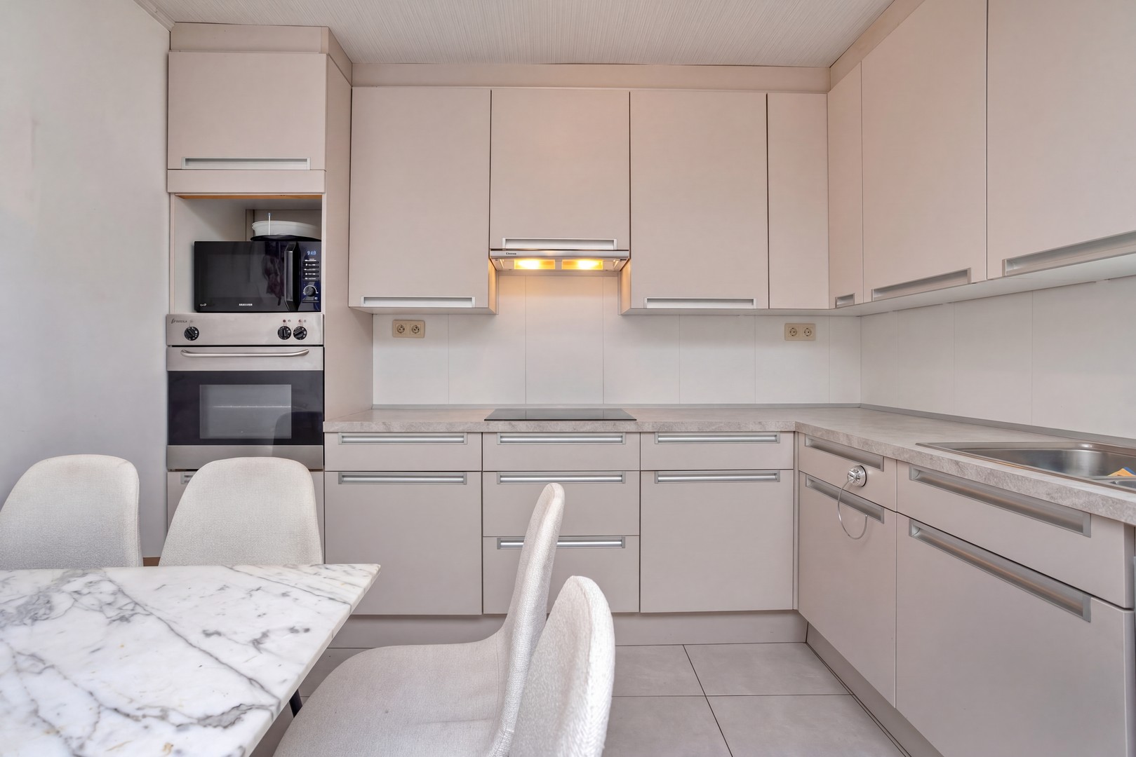 Instapklare tussenwoning met tuin en ruim bijgebouw in Roeselare - foto 5
