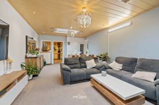 Deze instapklare gesloten bebouwing combineert ruimte, comfort en een uitstekende ligging. De woning is rustig gelegen en toch bevindt u zich op amper vier minuten van het centrum van Sint-Niklaas, met winkels, scholen en openbaar vervoer binnen handbereik.
Bij het betreden van de woning valt meteen de ruime en lichtrijke leefruimte op, waar grote raampartijen zorgen voor een aangename lichtinval. Aansluitend vindt u een functionele keuken met zicht op de gezellige stadstuin, ideaal om in alle privacy te genieten.
De woning beschikt over vier volwaardige slaapkamers en is daardoor bijzonder geschikt voor gezinnen of wie extra ruimte wenst voor bureau of hobbyruimte. Daarnaast zijn er zowel een kelder als een zolder aanwezig, wat zorgt voor extra bergruimte.
Parkeren kan vlot dankzij de inpandige garage met elektrische poort en de oprit. Met een EPC-score B, een condensatieketel, zonnepanelen, dubbele en hoogrendementsbeglazing, 20 cm dakisolatie en 20 cm muurisolatie is deze woning bovendien energiezuinig en toekomstgericht.
Met een bewoonbare oppervlakte van circa 160 m², asbestveilig attest en een praktische indeling is dit een ideale woning voor wie ruimte zoekt, zonder in te boeten aan bereikbaarheid en wooncomfort. Bel ons nu voor een afspraak op het nummer: 052/46.38.03 en wie weet tot binnenkort! 
