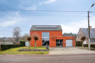 Te koop: ruime open bebouwing in Heppen (Leopoldsburg), gelegen in een rustige woonkern met landelijke charme.Deze goed onderhouden woning biedt een...