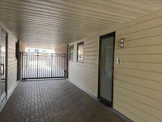 Goed onderhouden appartement met 1 slaapkamer en terras met tuin en aangename look & feel. Gelegen op het gelijkvloers van een kleinschalig appartementsgebouw. Ideaal appartement voor jonge koppels of alleenstaanden. Ondergrondse garagebox inbegrepen.<br /><br />INDELING: Gemeenschappelijke inkomhal - Inkomhal met gastentoilet - Mooie leefruimte met open keuken op grijze tegelvloer. De keuken is voorzien van een inductievuur, dampkap, oven, microgolf, vaatwasser, dubbele spoelbak en frigo. Vanuit de leefruimte rechtstreeks toegang tot het terras met tuin. Verder is er 1 slaapkamer op laminaat, een badkamer met inloopdouche en lavabomeubel en een ingebouwde kast met wasruimte.<br /><br />BIJZONDERHEDEN: Gebouw van 2015- provisie maandelijkse kosten: 65€ (inclusief lift, onderhoud gebouw, blokpolis, beheer) - meubels kunnen overgenomen worden - Nutsvoorzieningen op private meter - 1 jarig huurcontract type stilzwijgend verlengbaar- 3 maanden huurwaarborg Korfine - EPC B<br /><br />Interesse in dit appartement? Neem contact op via info@yvesvanpelt.be of 03 361 51 51.