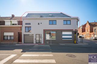 Deze subliem gerenoveerd woning is gelegen op de hoek van de Spoorwegstraat/Dronckaertstraat, op amper 4 min. rijden van het centrum van Lauwe...