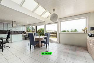 Deze verrassend ruime woning biedt maar liefst 170 m² bewoonbare oppervlakte en combineert een praktische indeling met aangename leefruimtes, een zuidgerichte tuin en prachtige landelijke vergezichten. Dankzij de open leefomgeving, de rustige buitenruimte en de vele mogelijkheden vormt deze eigendom een ideale gezinswoning.<br /><br />Bij het binnenkomen betreedt u de inkomhal die toegang geeft tot de lichtrijke leefruimte met open keuken. De woonkamer en zithoek staan in directe verbinding met het terras en de tuin, waardoor binnen en buiten naadloos in elkaar overlopen. De grote raampartijen zorgen voor veel natuurlijk licht en bieden een mooi uitzicht op het omliggende groen.<br /><br />Op het gelijkvloers bevinden zich daarnaast een praktische wasplaats, een berging, een privatieve garage en een extra kamer die perfect kan dienen als slaapkamer, bureau of hobbyruimte.<br /><br />De eerste verdieping omvat twee volwaardige slaapkamers, een badkamer en een nachthal. Op de tweede verdieping bevindt zich een ruime zolderverdieping met het potentieel om een extra slaapkamer, hobbyruimte of thuisbureau te creëren. Bovendien beschikt deze verdieping over een bijkomend terras.<br /><br />Het zuidgerichte terras en de tuin vormen een absolute meerwaarde. De tuin grenst rechtstreeks aan het Groene Lint, een geliefd fiets- en wandelpad in Oostende. Hierdoor geniet u van een bijzonder rustige en groene omgeving, zonder doorgaand autoverkeer, terwijl u dagelijks wordt getrakteerd op prachtige vergezichten en een uniek gevoel van privacy.<br /><br />Hoewel de woning deel uitmaakt van een kleinschalige mede-eigendom, zijn er geen gemeenschappelijke kosten. Hierdoor geniet u van de voordelen van een eigen woning met privatieve buitenruimtes, zonder maandelijkse syndickosten.<br /><br />De woning bevindt zich in een rustige woonomgeving in Mariakerke, waar u dagelijks geniet van groen, privacy en een aangename woonkwaliteit. Dankzij de vlotte aansluiting op de Torhoutsesteenweg bevinden winkels, supermarkten en andere dagelijkse voorzieningen zich op korte afstand. Ook scholen, openbaar vervoer en het centrum van Oostende zijn gemakkelijk bereikbaar, waardoor deze ligging de perfecte combinatie biedt tussen rust, bereikbaarheid en comfortabel wonen.<br /><br />Bent u op zoek naar een ruime woning te koop in Mariakerke met een rustige ligging, veel potentieel en een aangename buitenruimte? Contacteer Immo Francois vandaag nog voor een bezoek en ontdek zelf de vele troeven van deze eigendom.<br /><br />Woning verkopen in Oostende? Vraag je gratis schatting aan bij Immo Francois, jouw lokale makelaar.<br /><br />