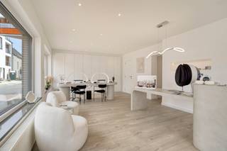 Ruime opbrengsteigendom met commerciële ruimte (95m2) en duplexappartement (174m2) op toplocatie in hartje Bertem. Onmiddellijk beschikbaar! Interessant als kantoor, horeca, vrij beroep, .....<br /><br />Deze veelzijdige eigendom bestaat uit een commerciële gelijkvloerse ruimte (95m2) met open handelsruimte, twee (behandel) kamers, twee toiletten en een ruime berging. <br /><br />Via een aparte ingang bereiken we het ruime duplexappartement met gezellig terras. De eerste verdieping omvat een inkomhal, lichtrijke leefruimte, drie slaapkamers, een badkamer en een praktische berging. Op de tweede verdieping bevinden zich de volledig geïnstalleerde keuken met ruime eetplaats, een extra slaapkamer en een tweede douchekamer.<br /><br />Verder beschikt het pand over een ruime garage met parkeerplaats voor de poort. Zowel het appartement als de commerciële ruimte beschikken over aparte tellers voor gas, water en elektriciteit.<br /><br />Deze eigendom is ideaal voor wie wonen en werken wil combineren, maar vormt ook een uitstekende investering. Zowel de commerciële ruimte als het appartement zijn vrij bij akte. De potentiële huuropbrengst bedraagt ca. € 28.800/jaar.<br /><br />De woning werd tussen 2012 en 2016 volledig gerenoveerd en is instapklaar.<br /><br />Troeven:<br />Topligging in hartje Bertem<br />Vrij bij akte<br />Commerciële ruimte + ruim duplexappartement<br />Potentiële huuropbrengst van ca. € 28.800/jaar<br />Garage met extra parkeerplaats<br />Gunstig EPC<br />Conforme elektriciteit<br />Asbestveilig<br /><br />Interesse? Contacteer Anne-Leen via 0495 138 111.