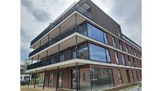 Een mooi afgewerkt en instapklaar nieuwbouwappartement op de derde verdieping bestaande uit een ruime woonkamer met open, ingerichte keuken,...
