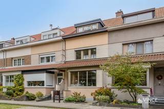 In een aangename, rustige doodlopende straat in Ekeren vind je deze leuke rijwoning met verrassend veel ruimte en een gezellige tuin.Ideaal voor wie...