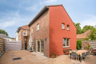 Gelegen in een rustige tweede bouwlijn in het charmante Lombeek, biedt deze prachtig gerenoveerde woning een oase van rust en comfort, omgeven...