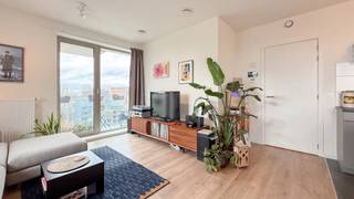 This newly built apartment of about 62 m² is located on the 7th floor of residence “Doktoren” designed by Binst Architects. This location on the Eilandje is extremely interesting, at the foot of the Kempisch Dok and near the MAS with its Marina. From the living space you can enjoy a beautiful open view. Easy accessibility via the Leien and the Ring Road is guaranteed.<br /><br />The living space enjoys optimal light thanks to the large windows in combination with the corner location. Adjacent is the terrace of about 4 m² with western orientation.<br /><br />The modern open installed kitchen is equipped with ceramic hob, dishwasher, fridge freezer and combination oven.<br /><br />The bedroom can use the adjacent bathroom with shower and sink. Separate guest toilet.<br /><br />A practical storage room provides additional storage space and connection for washing machine.<br /><br />A communal roof terrace completes the picture.<br /><br />Common charges: 75 Euro per month.<br />Provisions for private heating: 30 Euro per month.<br />Utilities electricity and water are to be taken privately by the tenant.<br /><br />Immediately available.