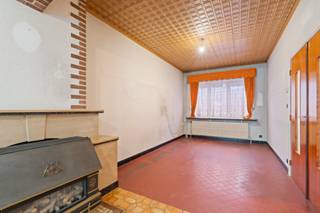 <p><u><strong>Te koop:</strong></u> te renoveren ééngezinswoning in het centrum van Machelen, op een toplocatie nabij park, scholen, openbaar vervoer en alle grote invalswegen.<br /><br />Deze gesloten bebouwing biedt een uitstekende kans voor wie zelf wil vormgeven aan zijn nieuwe thuis. Gelegen in een rustige straat, maar toch vlak bij alle voorzieningen, combineert deze woning het beste van centrale ligging en wooncomfort. Met twee slaapkamers, een stadstuin en een ruime zolder is er veel potentieel om te moderniseren en optimaal te benutten.<br /><br />Wandel door de hele woning via de Walkly.<br /><br /><u><strong>Belangrijkste ruimtes:</strong></u><br />• Inkomhal (8,7 m²)<br />• Woonkamer (30 m²) met veel lichtinval<br />• Keuken (5,2 m²)<br />• Toilet (1,5 m²)<br />• Twee slaapkamers (14,7 m² elk)<br />• Badkamer (3,5 m²)<br />• Polyvalente ruimte (8,6 m²)<br />• Kelder (25 m²)<br />• Zolder (29,14 m²)<br />• Stadstuin (15 m²)<br /><br /><u><strong>Troeven:</strong></u><br />• Te renoveren ééngezinswoning met veel mogelijkheden<br />• Centrale ligging in Machelen<br />• Nabij park, scholen, openbaar vervoer en grote invalswegen<br /><br />Meer informatie? Contacteer Margaux Mulkers via +3223351115<br />JOUW DROOMHUIS. ZO GEVONDEN!</p>