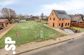 Bouwgrond voor halfopen bebouwing op toplocatie in Geel (Larum)<br /><br />Mooi gelegen bouwgrond voor halfopen bebouwing met een totale oppervlakte van 608 m² en een perceeldiepte van 60 meter. Deze bouwgrond biedt alle ruimte voor het realiseren van een gezinswoning met tuin en extra bergruimte, volledig naar eigen smaak en noden.<br /><br />De ligging is een absolute troef: centraal én rustig, in een groene woonomgeving nabij Larum (Geel), met een vlotte bereikbaarheid naar winkels, scholen en belangrijke invalswegen. Ideaal voor wie comfortabel en rustig wil wonen zonder in te boeten op bereikbaarheid.<br /><br />Troeven op een rij:<br />- Geschikt voor halfopen bebouwing<br />- Oppervlakte: 608 m²<br />- Perceeldiepte: 60 m<br />- Rustige, groene omgeving<br />- Goede bereikbaarheid<br /><br />Voor meer informatie of een bezoek ter plaatse:<br />📞 014 59 10 20<br />📧 jill@immosp.be<br />Benieuwd naar de waarde van uw eigen woning? Vraag vrijblijvend een gratis verkoopanalyse aan – wij helpen u graag verder!