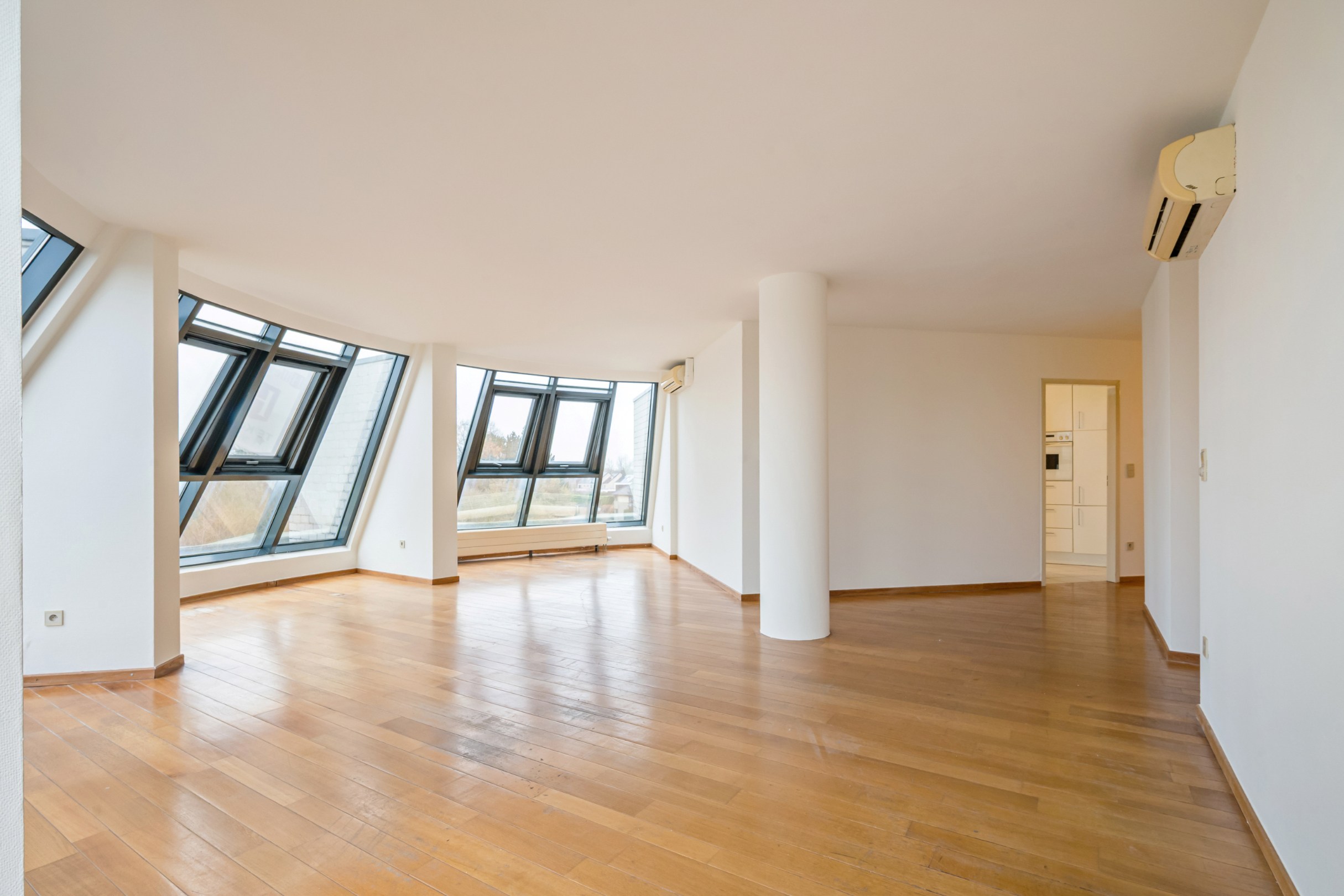 Ruim en lichtrijk op te frissen appartement (138 m²)met autostaanplaats op dakverdieping te Hasselt. - foto 2