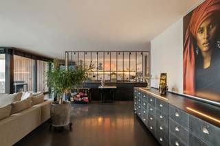 <p>Located on the fourth floor of a modern building completed in 2018, comprising just six apartments, this furnished property combines space, comfort and privacy with beautiful views over the River Scheldt.</p>
<p>The spacious entrance hall leads to a bright living area with a fully equipped open-plan kitchen. Eight metres of floor-to-ceiling windows offer panoramic views of the Scheldt and the renovated riverfront. The adjoining terrace includes a practical storage room. At the quiet rear of the apartment are three spacious bedrooms and two bathrooms. The first features a bathtub, shower, double washbasin and toilet, while the second has a shower and washbasin.</p>
<p>The apartment is offered fully furnished and finished to a high standard. Home automation allows you to easily control the blinds, sunshades, heating and air conditioning.</p>
<p>An exclusive benefit is access to the private swimming pool and fitness room in the basement, reserved for residents of the six apartments.</p>
<p>Monthly common charges are €375, covering, among other things, the maintenance and electricity of the communal areas, lift, swimming pool and fitness room. Utilities are to be registered in the tenant’s name. A parking space is optionally available for €150 per month.</p>
<p>Availability: immediate.</p>