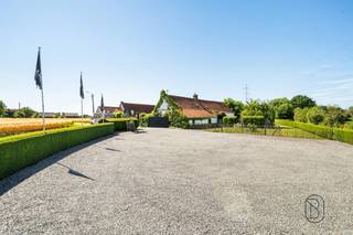 <p>Unieke hoeve met horeca, op idyllische toplocatie in Mont-de-L’Enclus. <br /><br />Droomt u van rust, ruimte en een adembenemend uitzicht op het groen? Dan is deze uitzonderlijk gelegen hoeve precies wat u zoekt. Verscholen midden in de natuur en bereikbaar via een charmante oprijlaan, ervaart u hier elke dag het ultieme gevoel van thuiskomen.<br /><br />Charmante hoeve bestaande uit een grote parking, leuk restaurantgedeelte met keuken en voorraadruimte + charmante binnenkoer met terras, een instapklare gerenoveerde woning uitgevend op de prachtige tuin met open zicht, een extra bijhuis met potentieel (co-house/vakantiewoning/B&B-mogelijkheid). <br /><br />Indeling woonhuis: inkomhal met gastentoilet, ruime, lichtrijke keuken met ontbijthoek en een prachtig zicht op de tuin, eetkamer en een gezellige woonkamer. Op het gelijkvloers bevindt zich bovendien een slaapkamer met eigen douchekamer – ideaal voor wie gelijkvloers wil wonen.<br />Zolderruimte van maar liefst 240 m², die volledig naar eigen wens kan worden ingericht: extra slaapkamers, een bureau, hobbyruimte of zelfs een studio behoren tot de mogelijkheden.<br />2de vleugel van het gebouw: = 2de wooneenheid (mits renovatie) – perfect voor kangoeroewonen, een praktijkruimte of een investering.<br /><br />Buiten geniet u van een grote, volledig omheinde tuin, een ruime privéparking en een charmante vijver die perfect aansluit bij het landelijke karakter van het geheel.<br /><br />Groene omgeving met tal van wandel- en fietsroutes, zeldzaam aanbod op een unieke locatie. <br /><br />Kortom, deze eigendom combineert charme, ruimte en eindeloze mogelijkheden op een plek waar u elke dag tot rust komt.<br /><br />Bezoek na afspraak met Immo Beguin: info@immobeguin.be</p>