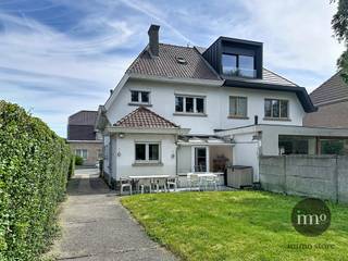 Asse (Zellik) : IMMO STORE biedt u deze RUSTIG en RESIDENTIEEL gelegen driegevelwoning uit de jaren ’50 aan, op een UITSTEKENDE LOCATIE nabij...