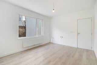 Op zoek naar een instapklare woning met extra opslagruimte nabij het centrum van Kortrijk? Dan is deze net gerenoveerde woning met loods zeker een bezoek waard!<br /><br />TROEVEN<br /><br />- Volledig en net gerenoveerd, alles is nieuw<br />- Uitstekende ligging nabij invalswegen, station, centrum Kortrijk, diverse supermarkten,...<br />- Veel lichtinval<br />- Kwalitatieve materialen<br />- Vaste trap naar de zolder<br />- Loods van ca. 100 m², tal van mogelijkheden<br /><br />INDELING<br />De woning beschikt over een gezellige leefruimte met lichtrijke keuken, die nog volledig naar wens kan gekozen worden en zal uitgevoerd worden door de huidige eigenaar. ,Daarnaast hebben we een handige wasplaats, een verzorgde badkamer en apart gastentoilet. Boven vind je twee ruime slaapkamers, en via de vaste trap heeft u eveneens toegang tot de zolderruimte.<br /><br />Daarnaast kan er optioneel een loods van ca. 100 m² aangekocht worden, ideaal voor extra opslag, professionele activiteit, hobby of stockage.<br /><br />INTERESSE?<br />Contacteer VLAEMYNCK VASTGOED voor meer informatie of een bezoek ter plaatse.<br /><br />REF.: AI/26094/K<br />UC: 20260723-0003323263-RES-2