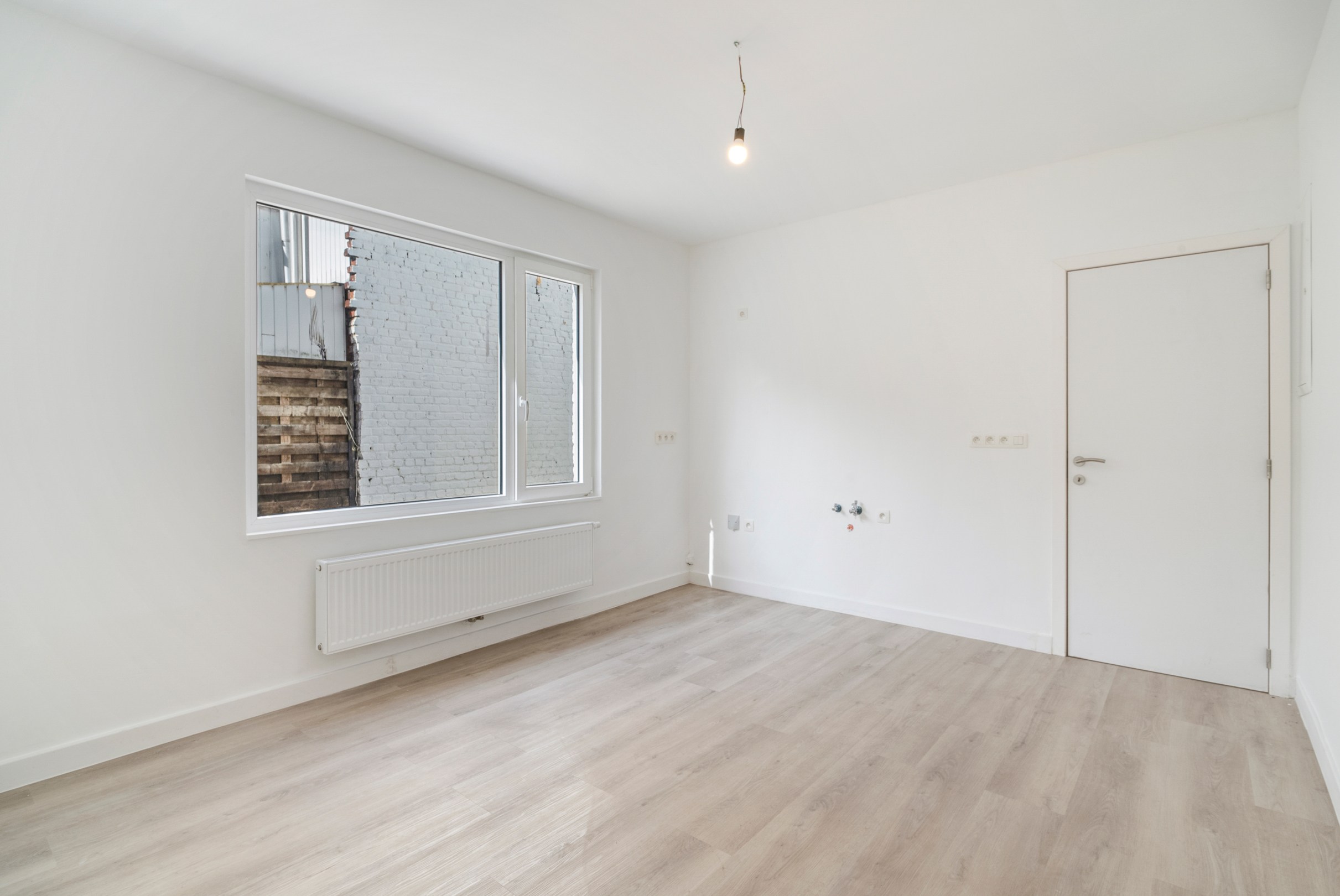 Net gerenoveerde woning met loods nabij centrum Kortrijk - foto 3