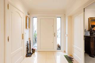 <p>Deze exclusieve villa bevindt zich in de residentiële woonwijk van Goeferdinge vlabij het centrum Geraardsbergen.<br />De woning geniet van een topligging waar rust en privacy hand in hand gaan met een uitstekende bereikbaarheid van scholen, belangrijke invalswegen, station…<br />Bij het betreden van de woning word je verwelkomd in een ruime inkomhal die leidt naar de leefruimte. Deze bestaat uit een zithoek en eetkamer en loopt naadloos over in een tweede zithoek met bar, ideaal voor ontspanning en ontvangst van gasten. Vanuit deze ruimte heb je een open zicht op het uitzonderlijk grote en verwarmde binnenzwembad, wat de woning een uniek wellnesskarakter geeft. Aansluitend bevindt zich een ingerichte wellnessruimte met sauna, douche en kleedkamer.<br />De moderne, vernieuwde keuken is uitgerust met alle hedendaags comfort en sluit perfect aan bij het luxueuze karakter van de woning. Grote raampartijen zorgen overal voor een overvloed aan natuurlijk licht en versterken de connectie met de tuin. Vanuit de veranda geniet je van een prachtig zicht op de aangelegde tuin met meerdere zonneterrassen en een praktisch tuinhuis.<br />De woning beschikt verder over drie volwaardige slaapkamers en een badkamer met bubbelbad en inloopdouche.<br />Ook op technisch vlak scoort deze villa dankzij zonnepanelen, warmtepomp en airconditioning.<br />Tot slot is er een kelderruimte en een inpandige garage voor twee wagens en een oprit voor 6 wagens.<br />Interesse?<br />Contacteer Katrien: 0473/42.76.99. – katrien@cornelis-partners.be<br />Vraagprijs: € 729.000</p>