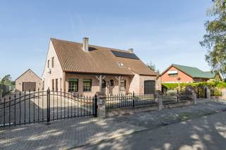 Op een ruim perceel aan de Bosstraat 9 in Pelt bevindt zich deze charmante vrijstaande woning, waar een warme landelijke uitstraling en heel wat praktische ruimte samenkomen. Met een bruikbare vloeroppervlakte van maar liefst 264 m² volgens het EPC, vijf slaapkamers, een inpandige garage én een afzonderlijk garagegebouw met werkplaatsmogelijkheden heeft deze eigendom bijzonder veel te bieden!<br />Bij het betreden van de woning valt meteen de gezellige sfeer op. De combinatie van authentieke houten balken, warme materialen en grote raampartijen zorgt voor een aangename woonbeleving.<br />Indeling gelijkvloers<br />Via de inkomhal bereiken we de ruime en lichtrijke woonkamer. De zichtbare houten plafondbalken geven deze leefruimte een uitgesproken landelijk karakter, terwijl de vele ramen zorgen voor een overvloed aan natuurlijk licht.<br />Aansluitend bevindt zich de gezellige keuken, ingericht met een landelijke kastenwand, de nodige toestellen en voldoende ruimte voor een eettafel. Vanuit de keuken is er toegang tot het overdekte terras, waar het aangenaam vertoeven is.<br />Verder beschikt het gelijkvloers over een badkamer met ligbad, douche en wastafelmeubel, een afzonderlijk toilet, een praktische wasplaats, een koele berging en een ruime inpandige garage. Dankzij de verschillende bergruimtes is er aan opbergmogelijkheden alvast geen gebrek.<br /><br />Verdieping<br /><br />Op de bovenverdieping bevinden zich drie verzorgde slaapkamers, elk met een aangename oppervlakte en natuurlijke lichtinval. De kamers zijn flexibel in te richten als ouderlijke slaapkamer, kinderkamer, logeerkamer of thuiswerkruimte.<br />Daarnaast zijn er nog bijkomende zolder- en bergruimtes aanwezig, ideaal voor het opbergen van seizoensgebonden spullen.<br />Buitenruimte en uitzonderlijke garagemogelijkheden<br />Ook buiten heeft deze eigendom heel wat te bieden. De ruime oprit voorziet plaats voor meerdere voertuigen en geeft toegang tot het afzonderlijke garagegebouw.<br /><br />Dit bijgebouw is momenteel ingericht als een uitgebreide garage/werkplaats en vormt een absolute meerwaarde voor wie graag aan voertuigen sleutelt, een uitgebreide hobby uitoefent of simpelweg nood heeft aan extra opslagruimte. De mogelijkheden voor privégebruik zijn bijzonder interessant.<br /><br />Het overdekte terras aan de woning biedt bovendien een aangename plek om buiten te ontspannen.<br /><br />Energie en comfort<br />Ook op energetisch vlak beschikt deze woning over interessante voorzieningen. Zo zijn er zonnepanelen aanwezig en zorgen de geïnstalleerde airco-units voor bijkomend comfort.<br />Met een EPC-label C (230 kWh/m² per jaar) beschikt de woning bovendien over een gunstige energieprestatie zonder renovatieverplichting op basis van het EPC-label.<br /><br />De belangrijkste troeven op een rij:<br />Vrijstaande woning met charmante landelijke uitstraling<br />Maar liefst 264 m² bruikbare vloeroppervlakte volgens EPC<br />5 slaapkamers <br />Ruime en lichtrijke woonkamer met houten plafondbalken<br />Gezellige landelijke keuken<br />Inpandige garage en afzonderlijk garagegebouw met werkplaats<br />Ruime oprit met parkeermogelijkheden<br />Overdekt terras<br />Zonnepanelen en airconditioning<br />EPC-label C – 230 kWh/m² per jaar<br />Bent u op zoek naar een ruime gezinswoning met karakter én uitzonderlijke mogelijkheden voor uw hobby of wagenpark? Dan is deze eigendom in Pelt absoluut een bezoek waard!<br />Contacteer ons voor meer informatie of een bezichtiging en ontdek zelf de vele mogelijkheden van deze woning.