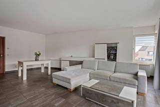 <p><span>Lichtrijk appartement in het hart van Halle.</span></p><p><span>Indeling : op het 3de verdiep met lift:</span></p><p><span>Inkomhal met wc en berging, ruime lichtrijke woonkamer (45m²) met open ingerichte keuken en terras met 2 bergruimtes.</span></p><p><span>Nachthal, badkamer met douche, dubbele wastafel en aansluitingen wasmachine.</span></p><p><span> 2 ruime kamers (16,5m² & 12,6m²).</span></p><p><span>Mogelijks verminderde registratierechten aan 2%!</span></p><p><span>Overdekte staanplaats + 25.000 €.</span></p><p><span>Zeer goed gelegen, in het winkelcentrum maar goed bereikbaar met openbaar vervoer en de wagen.</span></p><p><span> </span></p><p><span> </span></p><p><span> </span></p><p><span> </span></p><p><span> </span></p>