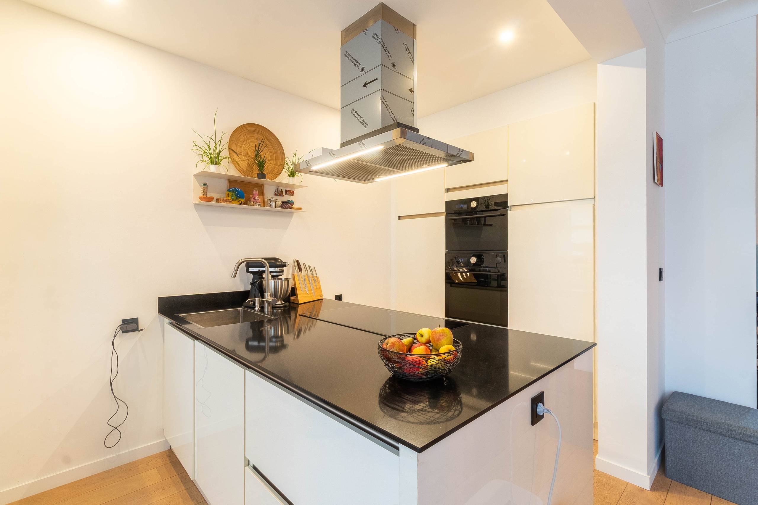 Stijlvol gerenoveerd appartement met autostaanplaats! - foto 5