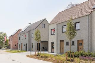 In de Jozef Verduynstraat in Ruddervoorde bouwt Danneels ruime energiezuinige gezinswoningen in stijlvolle architectuur. De woningen zijn ideaal gelegen; in een verkeersluwe straat in het centrum, dicht bij alle voorzieningen.<br /><br />Op het lot 5 bouwen we een fraaie halfopen bebouwing in hedendaags landelijke stijl. Met o.m. een open ingedeelde woonkamer, ingerichte eilandkeuken en badkamer, mooie tuin met gezellig terras, 4 ruime slaapkamers, dressingruimte, oprit, carport, … vind je hier alles wat een gezin verlangt.<br /><br />Deze bijna-energieneutrale woning is uitgerust met een geothermische warmtepomp, zonnepanelen en een ventilatiesysteem met warmterecuperatie.<br />Danneels werkt jouw nieuwe woning sleutel-op-de-deur voor je af en jij kiest zelf jouw keuken- en badkamerinrichting en de vloer- en wandtegels bij onze partners. <br /><br />De totaalprijs en de oplevertermijn liggen vooraf vast en jouw klantenbegeleider staat voor je klaar.<br />