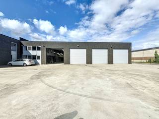 Op zoek naar een geschikte locatie voor uw bedrijf? Dit magazijn van ca. 1.400 m² in Wervik, gelegen op een industrieterrein, biedt...