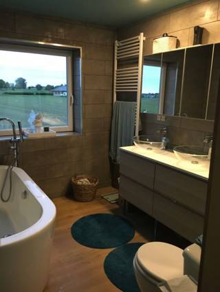 Af te werken woning met veel potentieel op rustige ligging in Heestert<br /><br />Deze verder af te werken woning is rustig gelegen in het landelijke Heestert op wandelafstand van verschillende scholen, kleine handelaars, en op een 5tal km van grote warenhuizen.<br />De woning biedt een uitstekende basis voor wie op zoek is naar ruimte, licht en mogelijkheden om naar eigen smaak te renoveren.<br /><br />Bij het betreden van de woning kom je in de ruime leefruimte met open keuken, die dankzij de grote raampartijen (dubbel glas) geniet van veel natuurlijk licht en een mooi zicht op de achterliggende velden. De open indeling zorgt voor een aangenaam en modern woongevoel. De volledige ruimte is voorzien van vloerverwarming. <br />Achteraan de woning bevindt zich een bijgebouw, ideaal als slaapkamer, bureau of werkatelier.<br /><br />Op het 1ste verdiep beschikt de woning over 2 slaapkamers, waaronder 1 kleinere kamer met (onafgewerkt) dakterras, en 1 ruime kamer. De badkamer is reeds ingericht met ligbad, inloopdouche en modern badkamermeubel.<br />Verder is er nog een zolderruimte met authentieke balken, die perfect kan dienen als extra slaapkamer, (of 2 slaapkamers) of hobbyruimte.<br /><br />Buiten geniet je van een rustige omgeving met groen uitzicht, perfect voor wie houdt van privacy en landelijke charme.<br /><br />Troeven:<br />•Rustige ligging in Heestert<br />•Veel potentieel en mogelijkheden tot afwerking naar eigen smaak<br />•Lichtrijke leefruimte met open keuken<br />•Meerdere slaapkamers + uitbreidingsmogelijkheden<br />•Bijgebouw<br />•Mooie vergezichten achteraan<br />•dicht gelegen bij scholen en winkels