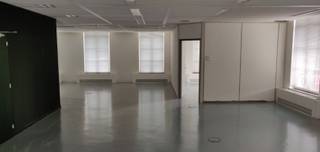 Practical and efficient offices for rent, in the center of Brussels, close to Madou metro station. The building is located partially on the historical and beautiful Place des Barricades and partially on the Boulevard Bischoffsheim. The offices will be renovated for every tenant before their entrance. The facade and entrance hall of the building has been renovated already. An ideal opportunity for companies looking for offices in a nice neighborhood, for rent at interesting conditions.