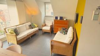 Appartement duplex meublé situé à proximité du centre et de la plage. Il comprend 2 grandes chambres, dont une avec salle de bains attenante avec baignoire et lavabo, ainsi qu’une seconde salle de bains avec douche à l’italienne, double lavabo et WC. Cuisine équipée avec frigo, four et micro-ondes, débarras dans l’appartement et cave supplémentaire. Local vélos inclus, avec terrasse orientée sud. Possibilité d'acheter un garage.<br /><br />PEB : 121 kWh/(m²/an) – Label B<br />Plus d’infos et documents sur immodepanne.be