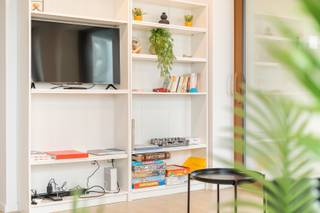 [[ DIT PAND NEEMT DEEL AAN DE ERA OPEN HUIZEN DAG OP 13/6 VAN 11:00 TOT 12:00 ]]
<p>Te koop: stijlvol gesloten appartement in Oostende, gelegen in de Troonstraat op wandelafstand van zee en strand.</p>

<p> </p>

<p>Dit recente appartement bevindt zich in een moderne residentie en biedt een mooi open zicht over de omgeving. Dankzij de ligging nabij scholen, openbaar vervoer en invalswegen is het zowel ideaal als tweede verblijf als voor vakantieverhuur. Het EPC-label A garandeert energiezuinig wonen.</p>

<p> </p>

<p>Belangrijkste ruimtes:<br />• Lichte woonkamer met toegang tot het terras en prachtig open zicht<br />• Moderne keuken met kwalitatieve afwerking<br />• Twee comfortabele slaapkamers<br />• Twee badkamers, elk voorzien van eigentijdse inrichting<br />• Inkomhal met gastentoilet en berging<br />• Ruim terras om te genieten van de buitenlucht</p>

<p> </p>

<p>Troeven:<br />• Mooi open zicht over de omgeving<br />• Recente residentie (2022) met moderne voorzieningen<br />• Ideaal voor tweede verblijf of vakantieverhuur</p>

<p> </p>

<p>Neem vandaag nog contact op met je ERA-makelaar voor een bezoek.</p>

<p> </p>

<p>JOUW DROOMAPPARTEMENT. ZO GEVONDEN!</p>