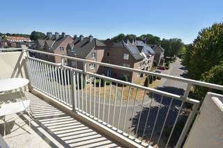 <h1><span>Prachtig, instapklaar appartement (105m²), staanplaats en kelderberging in prestigieuze residentie 'De Pekpot'</span></h1><h1><span>Voor eigen bewoning of als investering! TOPPER!!</span></h1><p><span>Bent u op zoek naar een kwalitatieve woning op een toplocatie of een slimme investering? Dit prachtige en uitstekend onderhouden appartement van 105m² in de residentie De Pekpot biedt het beste van twee werelden: rust en groen, gecombineerd met de nabijheid van het centrum van Beringen.</span></p><h3><span>Uw nieuwe thuis of investering</span></h3><p><span>Dit appartement is de ideale keuze voor wie houdt van comfort en zorgeloos wonen. Dankzij de ligging in een verkeersarme en rustgevende groenomgeving geniet u hier van een oase van stilte, terwijl alle faciliteiten van Beringen-centrum zich op wandelafstand bevinden.</span></p><h3><span>Waarom dit appartement uw aandacht verdient:</span></h3><ul><li><span>Ruimte en licht:</span><span> Met een bewoonbare oppervlakte van 105m² geniet u van een royale indeling en een aangename woonervaring.</span></li><li><span>Instapklaar en goed onderhouden:</span><span> Het appartement verkeert in een uitstekende staat van onderhoud.</span></li><li><span>Energiezuinig comfort:</span><span> De verwarmingsinstallatie is recent vernieuwd (juni 2026), waardoor u profiteert van een modern en efficiënt Viessmann-systeem (type B0KA-25, energieklasse A). </span></li><li><span>Transparante maandelijkse lasten:</span><span> De gemeenschappelijke kosten bedragen 140 euro per maand. Hierin is tevens het waterverbruik inbegrepen, met een transparante jaarlijkse afrekening op basis van uw eigen werkelijke verbruik.</span></li><li><span>Toplocatie:</span><span> Geniet van een rustige, groene woonomgeving zonder in te boeten op de bereikbaarheid van het stadscentrum.</span></li></ul><h3><span>Technische troeven:</span></h3><ul><li><span>Verwarming:</span><span> Recente, hoogwaardige Viessmann-ketel (geplaatst/opgestart 30/06/2026), wat zorgt voor een zorgeloze en energiezuinige verwarming. </span></li><li><span>Elektrische keuring:</span><span> De elektrische installatie is gekeurd en conform. </span></li><li><span>Oppervlakte:</span><span> Een comfortabele 105m² aan bewoonbare ruimte.</span></li></ul><p><span>Of u nu op zoek bent naar een nieuwe plek om te wonen of een rendabel vastgoedproject voor uw portefeuille, dit appartement in residentie 'De Pekpot' is een buitenkans.</span></p><p><span>Plan vandaag nog uw bezoek en ontdek zelf de troeven van deze unieke woonst! info@animovastgoed.be</span></p><p><span>De verstrekte informatie is gebaseerd op documentatie van het onroerend goed. </span></p>