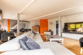 <strong>Unieke, open architectenwoning met studiovertrekken op perceel van 2.228m² gelegen in rustige Retie (nabij dorpskern) en op enkele autominuten van Postel en de Nederlandse grens (o.a. via verbindingsweg E34: Antwerpen-Eindhoven). De villa, naar doordacht-brutalistisch ontwerp en met enorm veel lichtinval, biedt o.a. 5 à 6 slpks., 4 badkamers, een buitengewoon stijlvolle natuurtuin met verschillende schaduw- en zonneterrassen en zwembad, een carport en poolhouse met keuken, douche, etc. De woning van bouwjaar 1994 is bijzonder kwaliteitsvol afgewerkt, ruim (maar liefst 473m² woonopp. excl. poolhouse) en opgedeeld in een licht leefgedeelte met salon, eettafel, een aansluitende open keuken, aparte bureauruimte, etc.; een 1e verdiep met 2 à 3 slpks., douchekamer, dressing en 2 badkamers; een 2e verdiep met andermaal 2 slpks. en een studiogeheel (met keuken, 1 slpk. en douchekamer). </strong><br /><br /><strong>De abstracte woning ademt klasse, karakter, visie en rust. De open, grote, centrale zithoek is de kern van de villa en verbindt geborgenheid van binnenin met de groene omgeving rondom de woning. De villa is gelegen aan de verbindingsweg Retie - Europese school Mol, nabij sport- en recreatiefaciliteiten (o.a. Vossekot, Nuclea golf), natuurgebied (o.a. Prinsenpark), diverse fiets- en wandelroutes en eveneens vlakbij Postel, Nederland en centrum Retie met alle voorzieningen.<br /><br />Er is een zeer gunstige EPC-score van 206kWh/m² (label C) - slechts 6 punten verwijderd van een B-label (info op aanvraag).<br /><br /></strong><em>Gelijkvloers verdiep - Inkomhal, keuken &amp; woon- en werkvertrekken</em><br /><br />Via de inkomhal met vestiaire heeft u toegang tot het woonkamer. Deze leefruimte is verdeeld in een grote zithoek, een eetruimte en een afgescheiden bureauruimte / thuiskantoor. Deze woonkamer en de aansluitende eethoek, dienst doende als centrale schakel tussen keuken en zithoek, ontvangen veel rechtstreeks daglicht door de riante raampartijen die uitgeven op de omliggende tuinomgeving. <br /><br />De keuken - met aansluitende wasplaats met douche en inbouwkasten en een afzonderlijke koele berging - bevat een kookeiland met ontbijthoek en is volledig voorzien van alle nodige kwaliteitsapparatuur: vaatwasmachine, inductiekookplaat, heteluchtoven, combi-oven, inbouwkoffiezet (allen Miele-toestellen). De keuken met prachtig verzicht over de tuin geeft verder ook uit op de afgeschermde veranda met hoge, brede raampartijen.<br /><br />In de gang is een afzonderlijke toilet voorzien. Op het gelijkvloerse gedeelte is verder een riante garage (2 staanplaatsen; sectionaalpoorten).<br /><br /><em>Bovenverdiep - niveau 1: slaapkamers, badkamers &amp; studio</em><br /><br />Op de bovenverdieping-hoofdgedeelte bevinden zich 3 ruime slaapkamers (waarvan thans 2 worden benut als slaapkamer), een badkamer en een afzonderlijke toilet. De hoofdslaapkamer heeft een eigen douchekamer en een inloopdressing. De open bovenverdieping / nachthal geeft verder toegang (thans afgesloten) tot het studiogedeelte op de bovenverdieping. Hierin is een living met leefkeuken voorzien, een slaapkamer met douchekamer en tevens een afzonderlijke toiletruimte. De villa leent zich uitermate tot kangoeroewonen.<br /><br /><em>Bovenverdiep - niveau 2: slaapkamers &amp; leisure</em><br /><br />Op de tweede verdieping zijn tevens 2 kamers voorzien; waarvan één zeer ruime kamer (nl. 33<span>m²). Eén slaapkamer dient tot slaapkamer; de andere wordt benut tot fitness, saunakamer (losstaand) en slaapkamer.</span><br /><br /><em>Buitengebeuren en kelder</em><br /><br />De woning is volledig onderkelderd (kruipkelder). Vooraan biedt de woning ruimte voor legio wagens (o.a. carport). Rondom de woning bevinden zich diverse groenstructuren met vnl. (loof)bomen, grasperken, heggen en heesters (veel winterharde beplanting). In de tuin bevinden zich verder een zwembad, poolhouse (met keuken, badkamer, zithoek, etc.) en diverse berghokken.<strong><br /></strong>