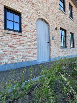 Luxueuze nieuwbouw met aangelegde tuin! 6% btw mogelijk*<br />Welkom thuis in deze magnifieke nieuwbouwwoning, gelegen in het gegeerde Oostakker nabij het centrum en diverse invalswegen. Deze woning met een bewoonbare oppervlakte van +/-200 m² is gebouwd op een perceel van 486 m² met zuid-west oriëntatie.<br />Degelijkheid, luxe-afwerking en elegantie zijn slechts enkele van de belangrijke aspecten in deze woning. De absolute troef is zijn energiezuinigheid waardoor u beantwoordt aan alle hedendaagse en toekomstige normen (warmtepomp Daikin - warmen en koelen, E-peil +/-9).<br /><br />Laat je omarmen door de rijke lichtinval in elke hoek van deze woning. De zorgvuldig ontworpen woonruimtes geven u een gevoel van ruimte en vormen een mooi geheel.<br /><br />Kwaliteit is de stempel die op deze woning kan gedrukt worden. Het gebruik van hoogkwalitatieve materialen (o.a. keukenwerkblad in graniet Nero Zimbabwe, spoeltafel in Corian, ...) zorgt ervoor dat je een uiterst degelijke woning in de plaats krijgt. In deze droomwoning zijn alle verlichtingen (inbouwspots, ledlijnen,...) voorzien. Daarnaast kan je in deze woning met domotica alles via de smartphone bedienen. De badkamer is voorzien van inbouwkranen en een op maat gemaakt badkamermeubel. De volledige woning is voorzien van een hoogkwalitatieve keramische tegelvloer met bijhorende plinten. De trappen zijn afgewerkt in natuursteen. De oprit, terras en afsluiting zijn reeds voorzien.<br /><br />TROEVEN:<br />- HYPER-energiezuinig (warmtepomp, zonnepanelen)<br />- Zuid-west georiënteerde tuin<br />- Keukentoestellen van uiterst hoge kwaliteit (Novy en AEG)<br />- 4 VOLWAARDIGE SLAAPKAMERS<br />- Domotica en alle verlichting voorzien<br />- Hoogkwalitatieve materialen (natuursteen, werkblad in graniet)<br />- Op maat gemaakt meubilair<br /><br />Wij presenteren u graag deze woning mits het maken van een afspraak via 0485 604 991 of maarten@danimmo.be<br /><br />Prijzen excl. notariskosten, registratiekosten en btw.<br />(*)6 btw op constructie mogelijk onder bepaalde voorwaarden.