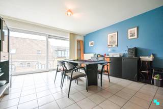 Dit tweeslaapkamerappartement, gelegen op de tweede verdieping in het centrum van Oostrozebeke, biedt u het comfort en de moderne voorzieningen die...