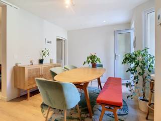 Bent u op zoek naar een instapklare woning met een uitstekende ligging? Dan is dit recent gerenoveerde huis in Zwijndrecht beslist iets voor u. Dankzij de doordachte renovatie geniet u hier van modern wooncomfort gecombineerd met een gunstig EPC en zonnepanelen. Een ideale kans voor wie comfortabel wil huren op een strategische locatie.<br /><br />De bereikbaarheid van dit pand is uitstekend. Gelegen in het gezellige dorp van Zwijndrecht, bevindt u zich op loopafstand van scholen, winkels en openbaar vervoer. Vlakbij de woning kunnen kinderen zich uitleven in de grote speeltuin. Ook de sportliefhebbers onder ons vinden hier hun gading in het skatepark, de basketbal- en voetbalterreinen en de sporthal.<br /><br />Indeling van het pand:<br /><br />Gelijkvloers:<br />Inkomhal<br />Lichtrijke leefruimte<br />Ingerichte keuken<br />Toilet<br />Gezellige, zonnige tuin met terras (40 m²)<br /><br />Verdieping 1:<br />Slaapkamer 1<br />Slaapkamer 2<br />Badkamer met inloopdouche en toilet<br /><br />Verdieping 2:<br />Slaapkamer 3<br /><br />Deze gesloten bebouwing kan ook volledig of gedeeltelijk gemeubeld aangeboden worden, mits een te bespreken meerprijs<br /><br />Bent u benieuwd naar deze prachtige woning?  <br />Om een bezoek te brengen vragen wij vooraf uw huurprofiel aan te maken als volgt: ga naar het pand op onze website: www.dewaele.com. Bij het pand ziet u een rode knop "bezoek aanvragen". Als u daar klikt, kan u het huurprofiel aanvullen.<br />Tot binnenkort?