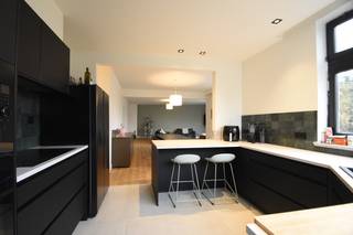 Op de eerste verdieping van een fijne residentie met lift, vind je dit instapklare en bijzonder aangename appartement.Je komt het appartement binnen...