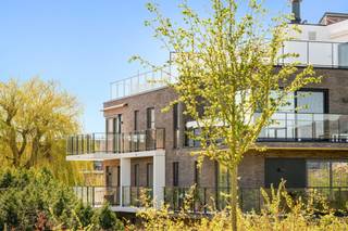 Recent en energiezuinig appartement met 2 slaapkamers, terras en ondergrondse garage, gelegen in een modern gebouw (2017) op wandelafstand van...