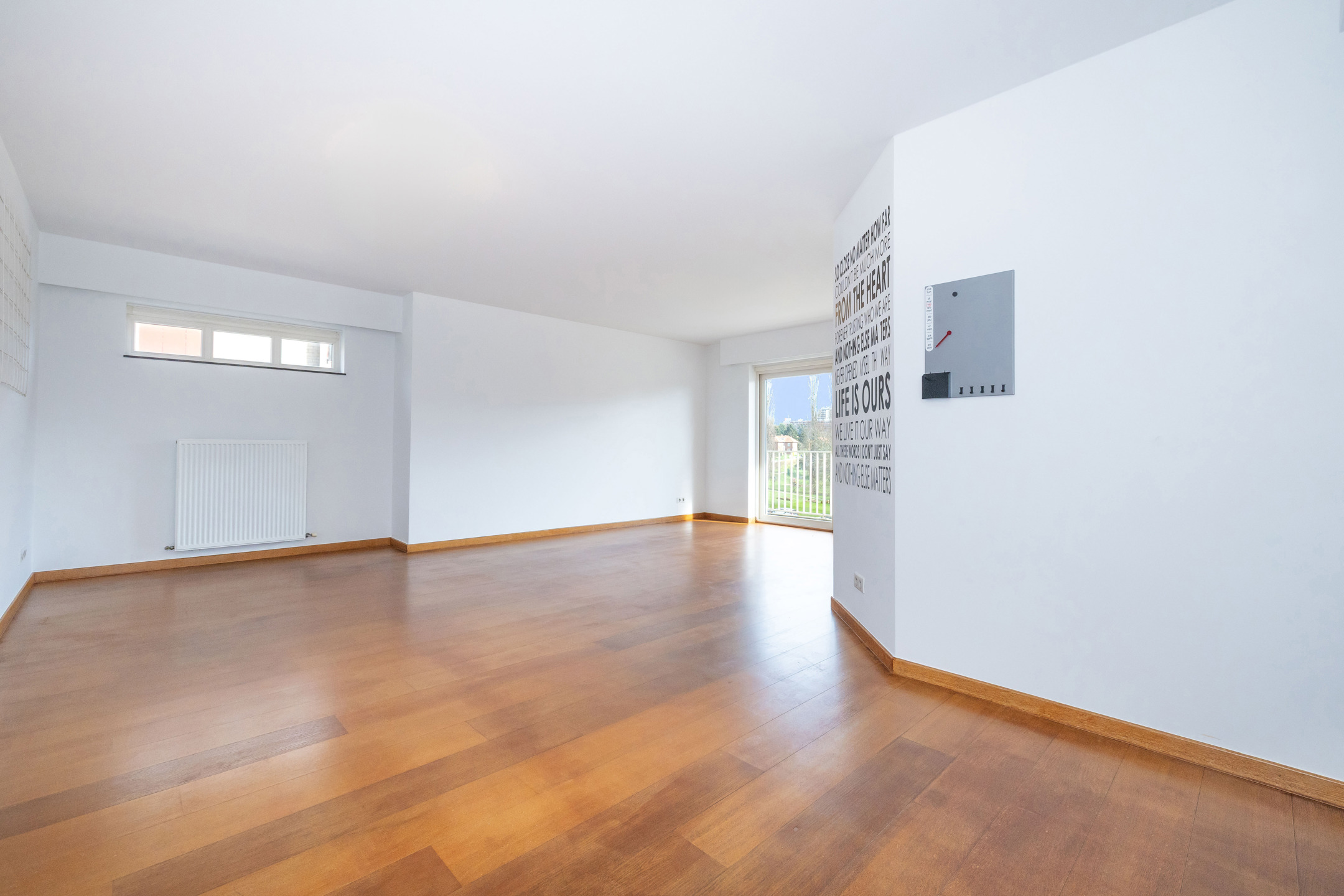 Mooi recent appartement met 2 slaapkamers en parking - foto 4