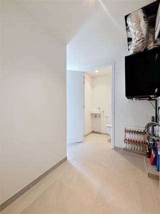 <p><span>Nieuwbouwappartement in residentie Kasteelvijver te Langemark.</span></p><p><span> </span></p><p><span>Dit appartement bevindt zich op de </span><span>eerste verdieping</span><span> en heeft een </span><span>bewoonbaar oppervlakte</span><span> van </span><span>69,63m²</span><span> en een </span><span>terras</span><span> van </span><span>8m²</span><span>.</span></p><p><span> </span></p><p><span>Indeling</span><span>: </span></p><p><span>inkomhal </span><span>met </span><span>apart toilet</span><span>, </span><span>open keuken</span><span>, voorzien van alle comfort met </span><span>leefruimte</span><span> die directe toegang biedt tot het prachtig </span><span>terras </span><span>omgeven door groen</span><span>.</span><span> </span></p><p><span>Aansluitend op de woonkamer is de ruime </span><span>slaapkamer</span><span> met </span><span>badkamer </span><span>voorzien van inloopdouche en lavabomeubel.</span></p><p><span> </span></p><p><span>Er is tevens een </span><span>kelderberging</span><span> bij te kopen, alsook mogelijkheid tot aankopen van </span><span>ondergrondse staanplaats.</span></p><p><span> </span></p><p><span>De </span><span>warmwaterproductie</span><span> en de </span><span>vloerverwarming</span><span> zal opgewekt worden door een bodem/water </span><span>warmtepomp met ingebouwde boiler.</span><span> De warmte wordt uit de grond gehaald via </span><span>geothermie.</span></p><p><span>Doorheen het appartement is er </span><span>ventilatiesysteem D </span><span>(mechanische toevoer en afvoer) voorzien.</span></p><p><span>Het appartement beschikt tevens over</span><span> zonnepanelen</span><span> (760Wp) wat het bovendien uiterst zuinig maakt!</span></p><p><span> </span></p><p><span> </span></p><p><span> </span></p><p><span> </span></p><p><span> </span></p>