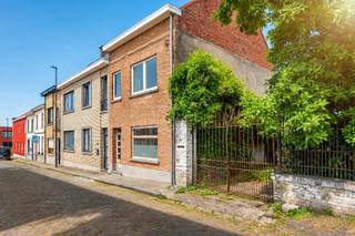 <p><span><strong>Maison à rénover avec 3 chambres, jardin urbain et un grand potentiel</strong></span></p><p><span>Cette maison spacieuse constitue une excellente base pour ceux qui recherchent un projet de rénovation offrant de nombreuses possibilités. Grâce à son agencement pratique, ses trois chambres et son agréable jardin urbain, vous pourrez y créer un logement qui correspondra parfaitement à vos envies et à votre style de vie. Située dans un quartier résidentiel calme et à proximité des commodités quotidiennes.</span></p><p><span><strong>Agencement :</strong> hall d'entrée, spacieux espace de vie donnant sur la terrasse, cuisine, salle de bains, WC séparé et débarras. Au premier étage se trouvent deux chambres. Le deuxième étage comprend une troisième chambre et un espace bureau séparé, idéal comme espace de télétravail, salle de loisirs ou pièce polyvalente supplémentaire.</span></p><p><span>La maison offre de nombreuses possibilités à ceux qui aiment mettre la main à la pâte et souhaitent rénover un bien selon leurs goûts et leur budget.</span></p><p><span>À vendre via Immo Beguin, votre expert immobilier depuis 2009.</span></p><p><span>✉️ </span><span>emmy@immobeguin.be</span></p>