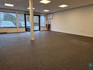 Prachtige kantoorruimte met uitgebouwde kitchenette, 2 toiletten en 3 privatieve parkeerplaatsen.Indeling:Deze prachtige kantoorruimte beschikt over...