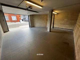 Deze zeer ruime garagebox, voorzien van een sectionale, geautomatiseerde poort, is gelegen in een drukke omgeving tussen de ring en het centrum van Wemmel.  <br />Met een oppervlakte van 39 m² biedt deze garage plaats aan meer dan één voertuig.  <br /><br />Het gebouw dateert uit 2021 en valt nog onder de bouwwaarborg.  <br /><br />Wat u nodig heeft, vindt u in de directe omgeving.  <br /><br />Mobiscore: 8,5/10  <br /><br />Bij interesse kunt u contact opnemen met Pieterjan Windey via pw@entree.be of telefonisch op 0472 80 20 65.
