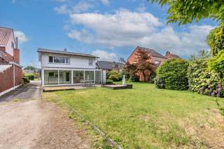 Bent u op zoek naar een woning met karakter, ruimte en tal van mogelijkheden? Deze open bebouwing in de Kapellestraat te Mol biedt een uitstekende opportuniteit voor wie een woning volledig naar eigen smaak wil renoveren en inrichten.<br /><br /><strong>Algemene kenmerken</strong><br />- Open bebouwing op een perceel van 4a 57ca<br />- Bewoonbare oppervlakte van 204 m²<br />- Te renoveren woning met veel potentieel<br />- Degelijke structuur als sterke basis voor uw renovatieproject<br /><br /><strong>Indeling</strong><br />- Ruime inkomhal met vide<br />- Ruime leefruimte met veel natuurlijke lichtinval<br />- Aparte eetkamer aansluitend op de keuken, met zicht op de tuin<br />- Badkamer voorzien van dubbele wastafel en bad-/douchecombinatie<br />- Vier slaapkamers<br />- Extra ruimte die kan dienen als extra badkamer, dressing of hobbykamer<br />- Veranda<br />- Kelder<br /><br /><strong>Troeven</strong><br />- Centrale ligging nabij het centrum van Mol<br />- Rustige woonomgeving met alle voorzieningen binnen handbereik<br />- Ideaal voor gezinnen of voor wie comfortabel en centraal wil wonen<br />- Goede bereikbaarheid dankzij vlotte verbindingen naar omliggende gemeenten en belangrijke invalswegen<br /><br /><strong>Extra mogelijkheid</strong><br />Naast de woning bevindt zich een bouwgrond die momenteel eveneens te koop wordt aangeboden. Deze kan optioneel worden aangekocht voor een meerprijs van € 159.000. Dit biedt extra mogelijkheden voor uitbreiding, een ruimere tuin of een interessante investering op lange termijn.<br /><br />Kortom, deze woning combineert een sterke basis met een uitstekende ligging en biedt alle mogelijkheden om er een prachtige thuis van te maken.<br /><br />Interesse? Contacteer ons voor een bezoek via <strong>014 58 02 08</strong> of via <strong>info@immovl.be</strong>. Wij helpen u graag verder.<br /><br /><em>*De AI beelden in deze advertentie zijn louter ter informatie en niet bindend.</em>