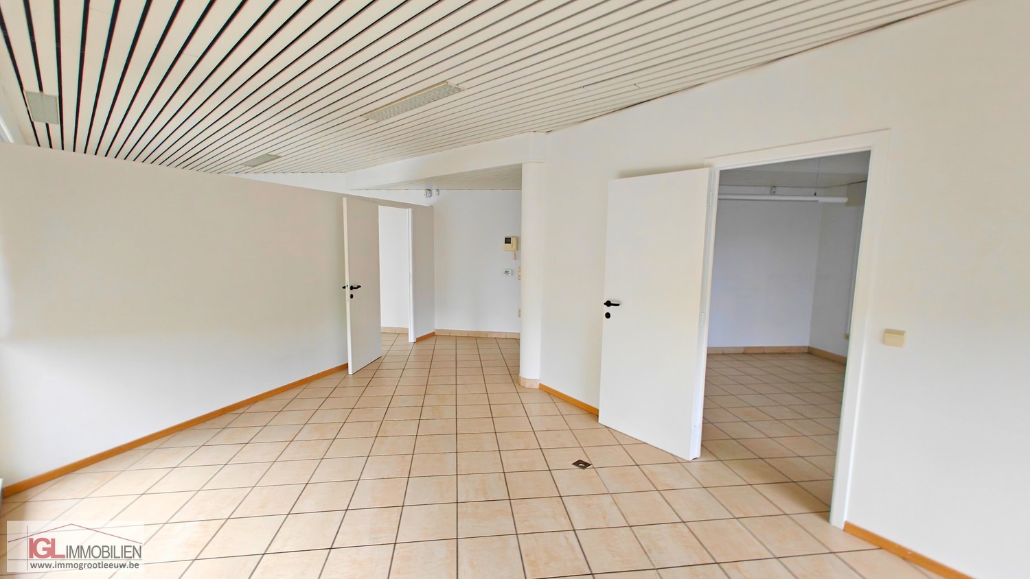 Handelsgelijkvloer met veel visibiliteit te koop - photo 2